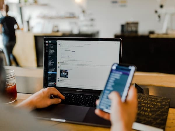 Installation, câblage et configuration des caméras de surveillance et systèmes de contrôle d'accès